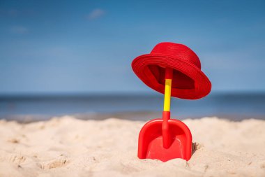 Kırmızı kürek ve sahilde hasır şapka
