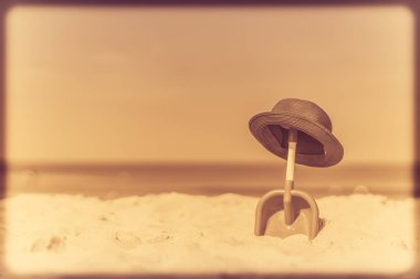 Vintage kürek ve şapka sahilde 