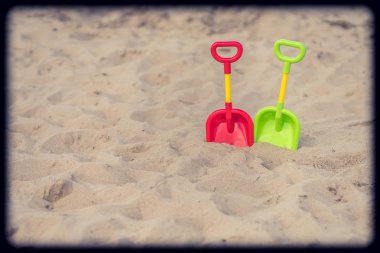 Plastik oyuncak kürek sahilde