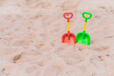 Plastik oyuncak kürek sahilde