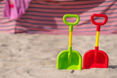 Plastik oyuncak kürek sahilde