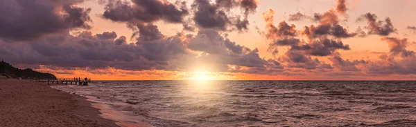 Panorama van een strand zonsondergang over de Baltische Zee — Stockfoto