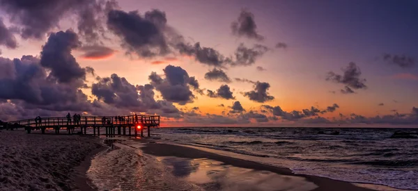 Baltık Denizi üzerinde bir plaj gün batımı Panoraması