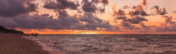Panorama van een strand zonsondergang over de Baltische Zee — Stockfoto