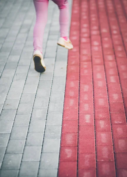 Κοριτσάκι τρέχει στο πεζοδρόμιο — Φωτογραφία Αρχείου
