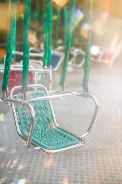 Grüner Karussellsitz auf Sommerkirmes — Stockfoto