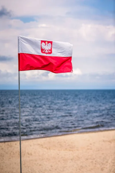 Bandera polaca roja y blanca con el mar Báltico en el fondo —  Fotos de Stock