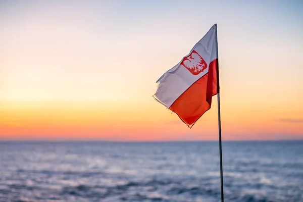 Rot-weiße polnische Flagge bei Sonnenuntergang — Stockfoto