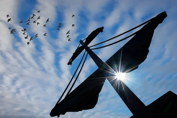 Silueta de un mástil de un barco pirata —  Fotos de Stock