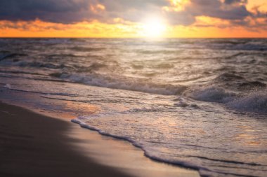 Deniz kıyısında gün batımı