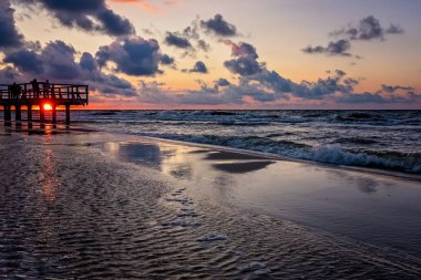 Günbatımı ahşap iskele üzerinde