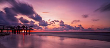 Ahşap iskele panorama üzerinden günbatımı