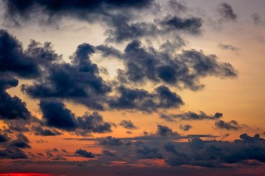 Dramatik günbatımı gökyüzü yerleşimi