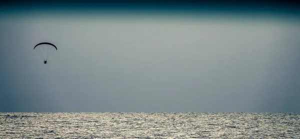 Parapendio che vola con un paramotore — Foto Stock