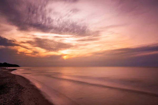 Zonsondergang over de Baltische Zee strand — Stockfoto
