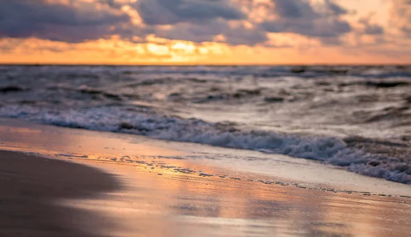 Zonsondergang boven het strand — Stockfoto