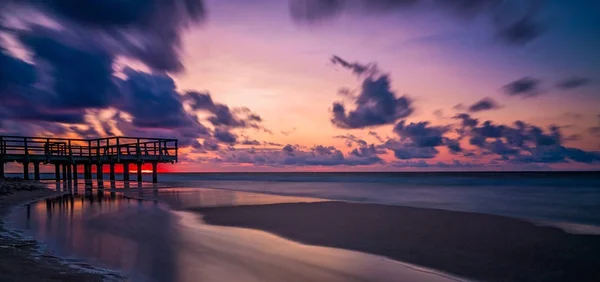 Solnedgång över träpiren panorama — Stockfoto