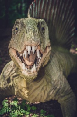 Spinosaurus dinozor heykeli