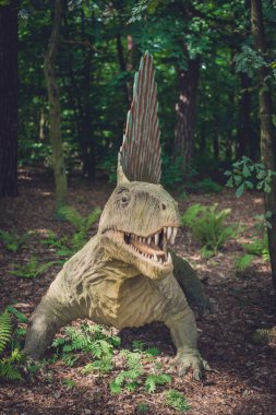 Spinosaurus dinozor heykeli