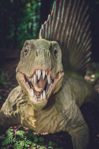 Spinosaurus dinosaur statue — Stock Photo, Image