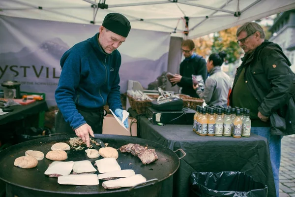 Hacer hamburguesas en un mercado callejero — Foto de Stock