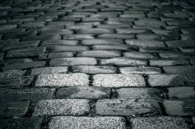 Siyah ve beyaz cobblestones bir yolda paterni