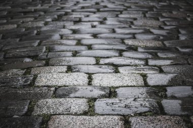 Siyah ve beyaz cobblestones bir yolda paterni