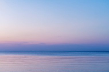 Serin deniz ve gökyüzü yer paylaşımı