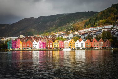 Bergen tarihi Bryggen renkli evleri