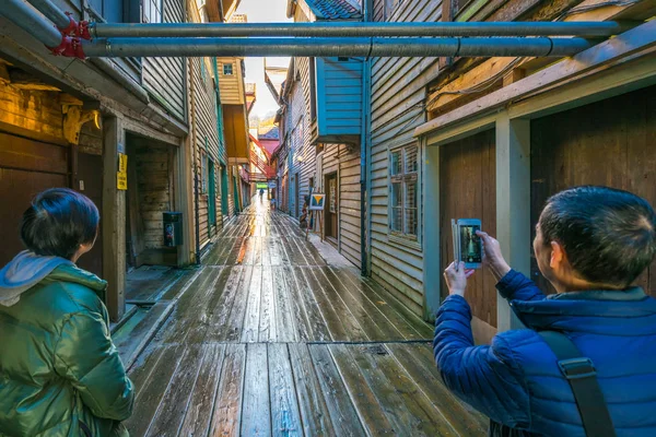 Fotografování Bryggen starých budov v Bergenu — Stock fotografie