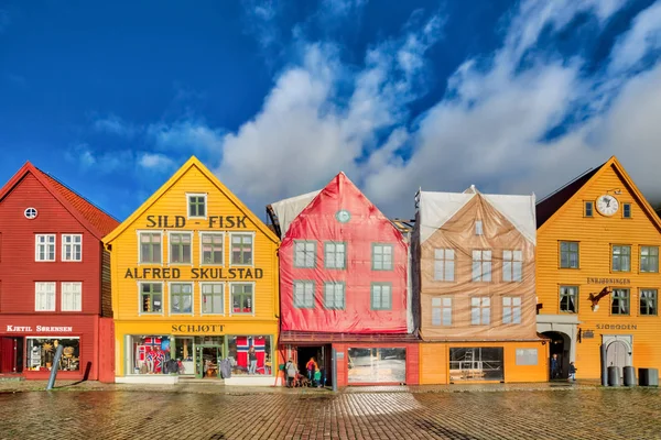 Färgglada hus i det historiska Bryggen i Bergen — Stockfoto