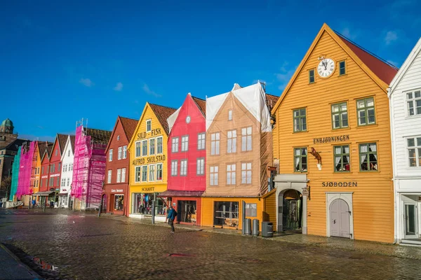 Färgglada hus i det historiska Bryggen i Bergen — Stockfoto