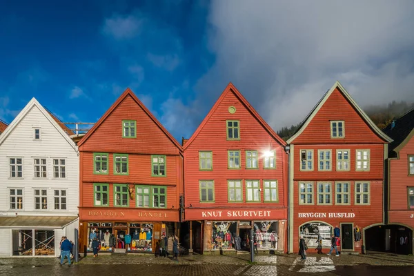 Färgglada hus i det historiska Bryggen i Bergen — Stockfoto