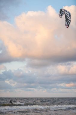 Gece karanlığında denizde sörf paraşüt