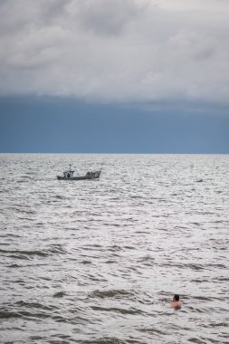 Adam çok uzak kıyı Yüzme