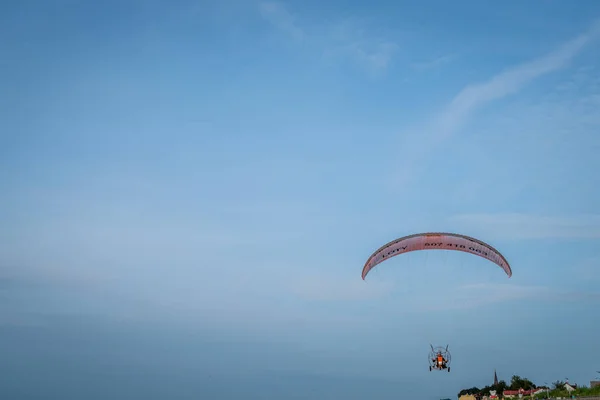 伞飞越海滩 — 图库照片