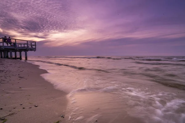 Zonsondergang over het strand — Stockfoto