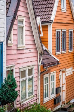 Pembe ve turuncu ev Bergen eski şehirde