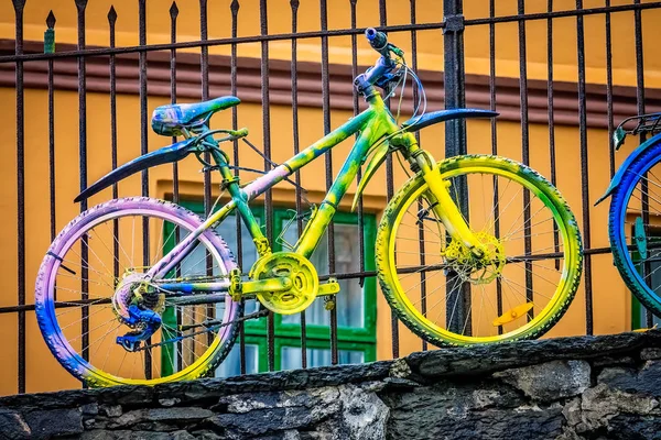 Antiguo oxidado colorido pintado bicicleta vintage —  Fotos de Stock