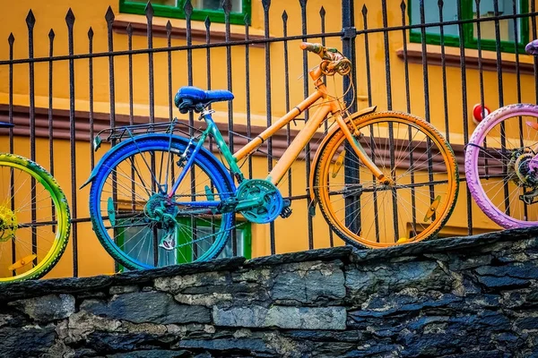 Bicicletă veche ruginită vopsită colorat de epocă — Fotografie, imagine de stoc