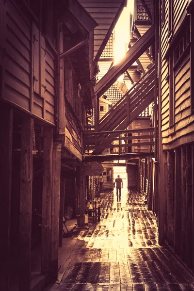 Image vintage rétro d'un bâtiment historique en bois à Bryggen — Photo