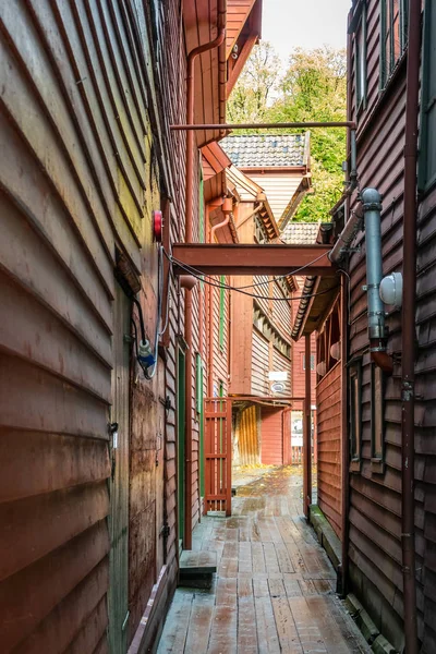 Úzký průchod mezi historických dřevěných staveb v Bryggen — Stock fotografie