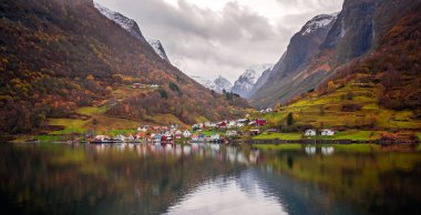 Bir Fiyordu kıyısında küçük evler 