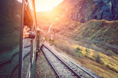 Bir tren penceresinden manzara fotoğrafını çekmek