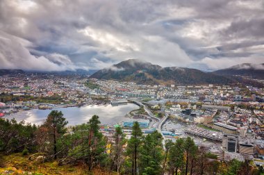 Bulutlu bir günde Bergen şehir