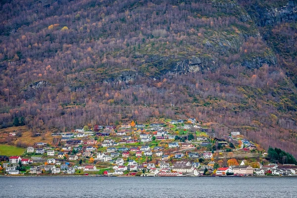 ノルウェーのフィヨルドの海岸に小さな家 — ストック写真