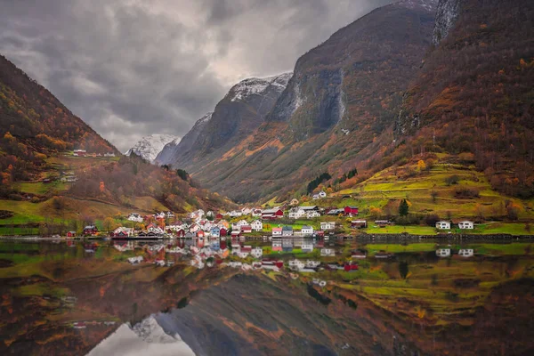 Mała wioska na brzegu fiord w Norwegii — Zdjęcie stockowe