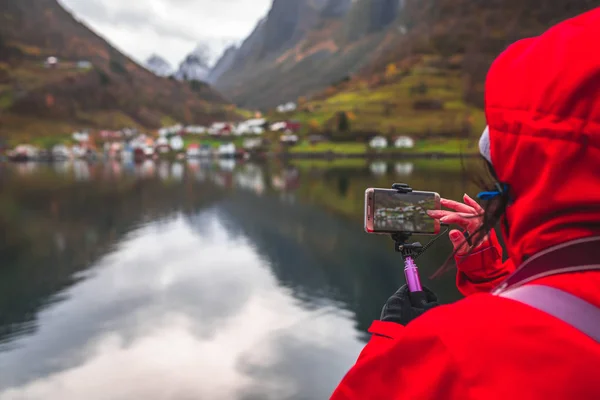 Touriste prenant des photos de fjords nordiques sur un smartphone — Photo