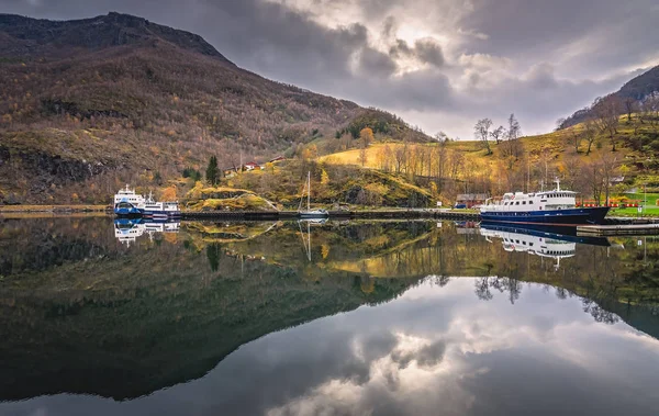 Traghetti e barche ancorati sulla riva del fiordo a Flam — Foto Stock