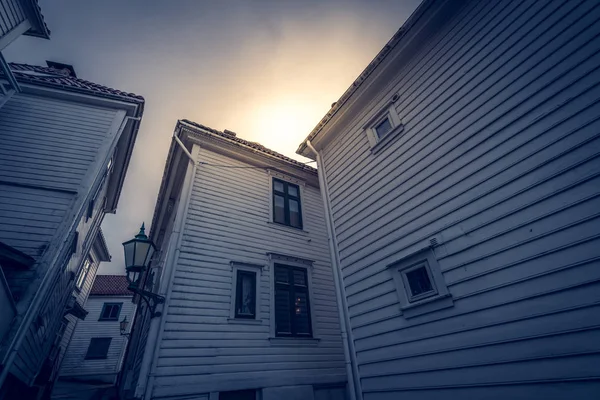 Tradiční staré dřevěné domy ve staré části města Bergen — Stock fotografie